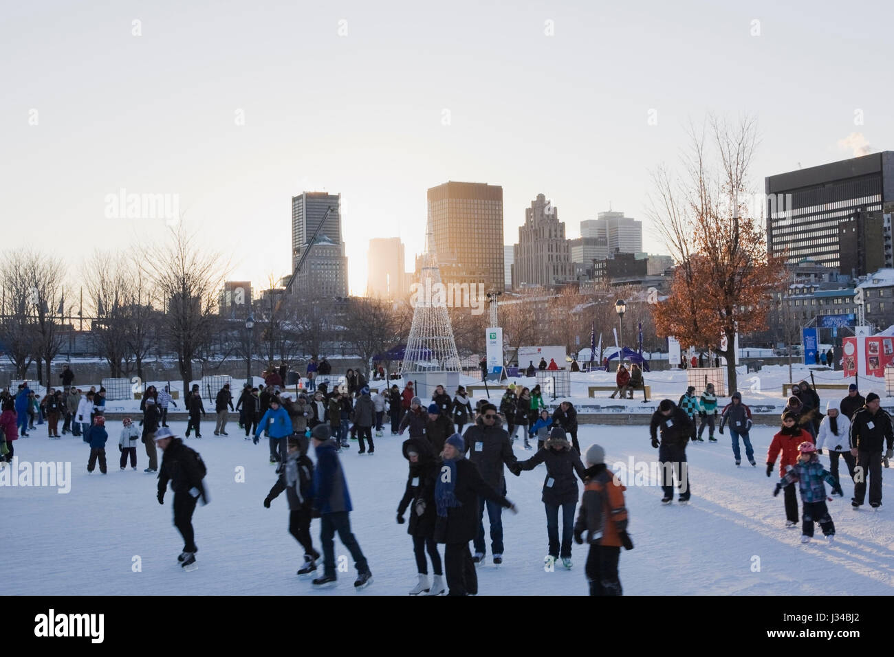 Patineurs sur glace à la patinoire du vieux port, le Vieux Montréal, Québec, Canada Banque D'Images