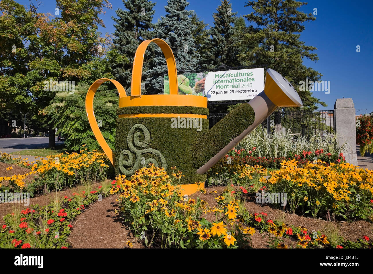 Sculpture de plantes vivantes d'un arrosoir peut créé sur métal formes en maille remplies de terre et plantées de diverses plantes et graminées Banque D'Images