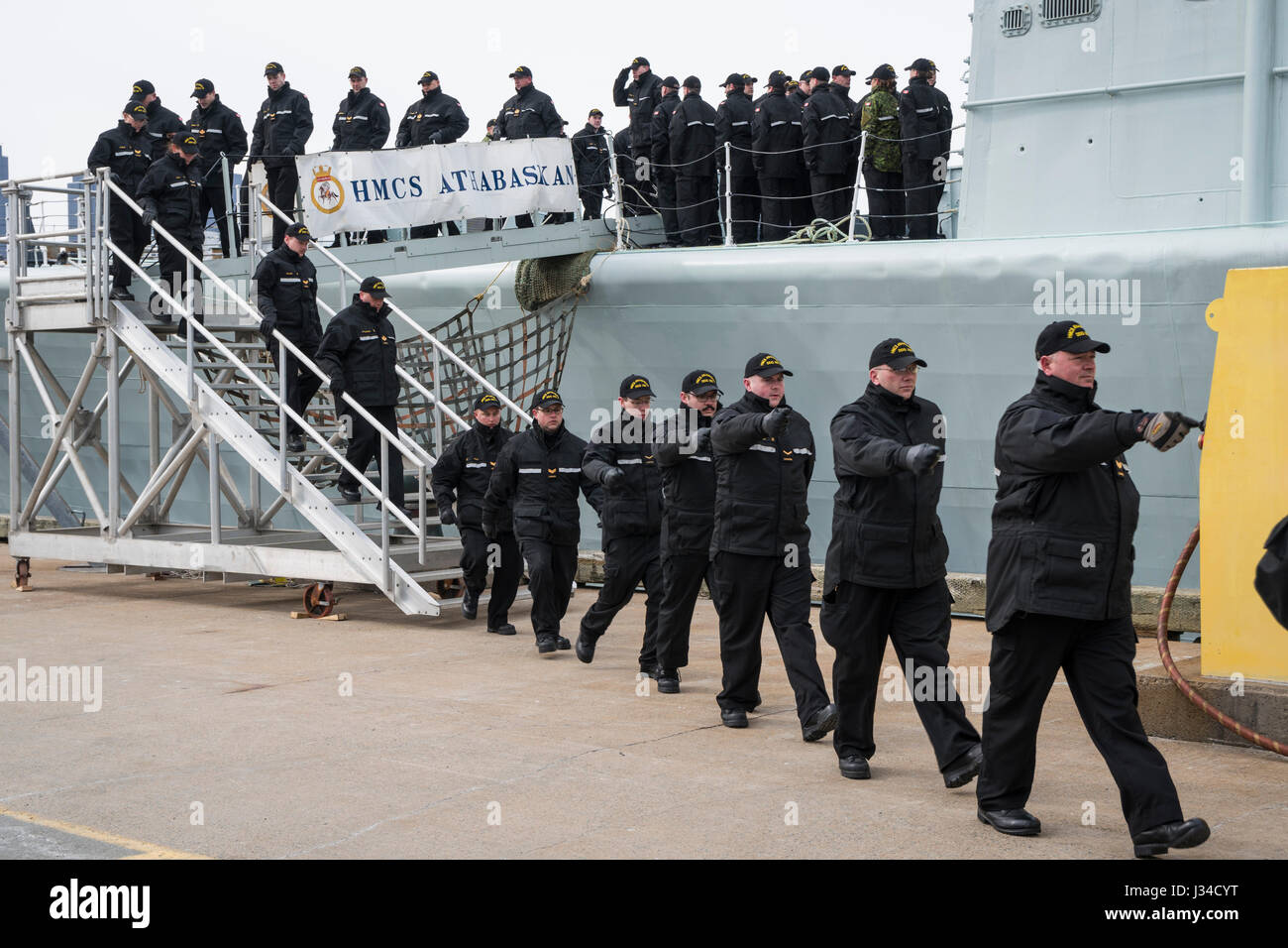 Les marins participent à la cérémonie de remise des prix du destroyer NCSM ATHABASKAN à Halifax, en Nouvelle-Écosse, au Canada. Banque D'Images