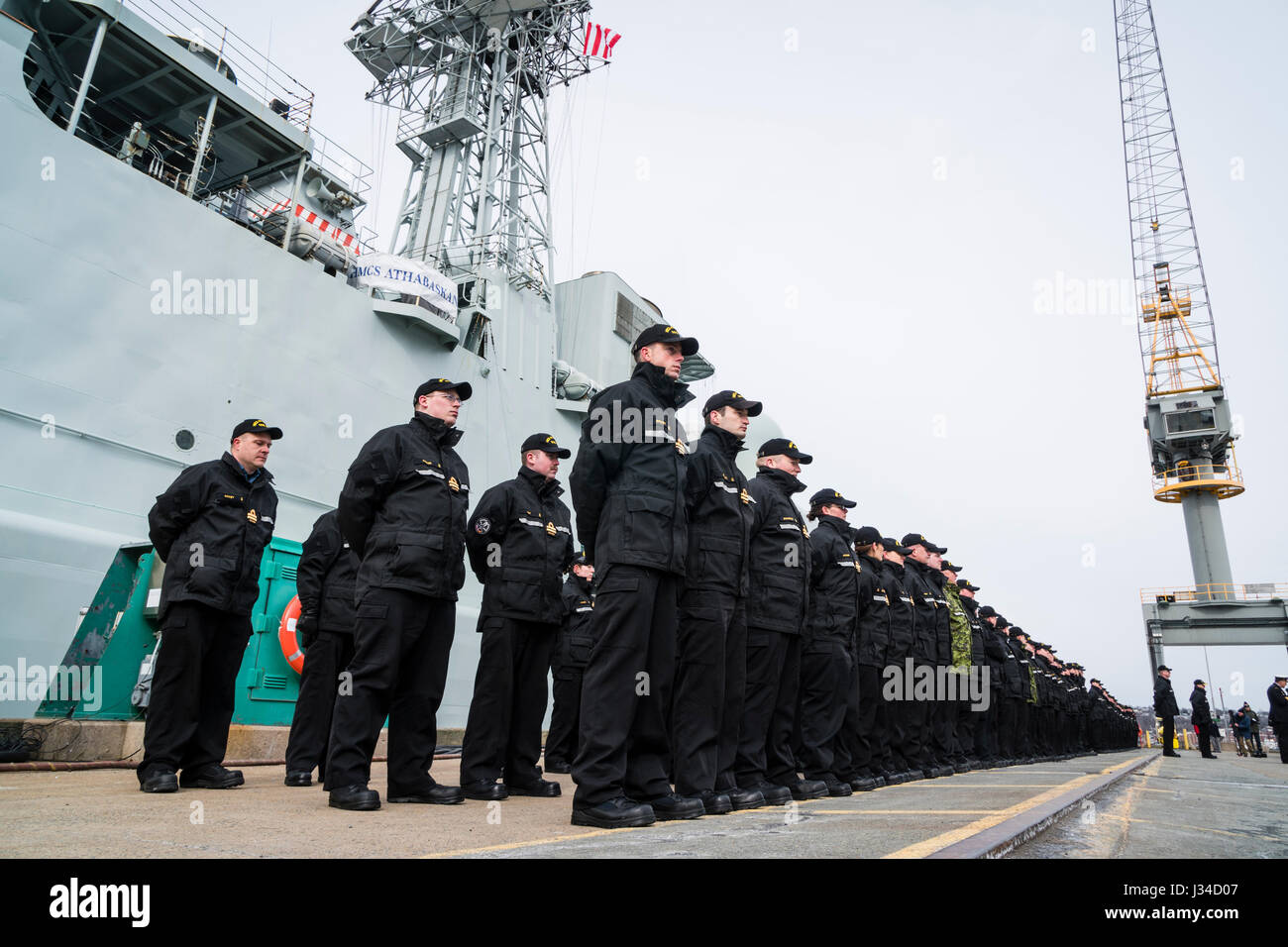 Les marins participent à la cérémonie de remise des prix du destroyer NCSM ATHABASKAN à Halifax, en Nouvelle-Écosse, au Canada. Banque D'Images