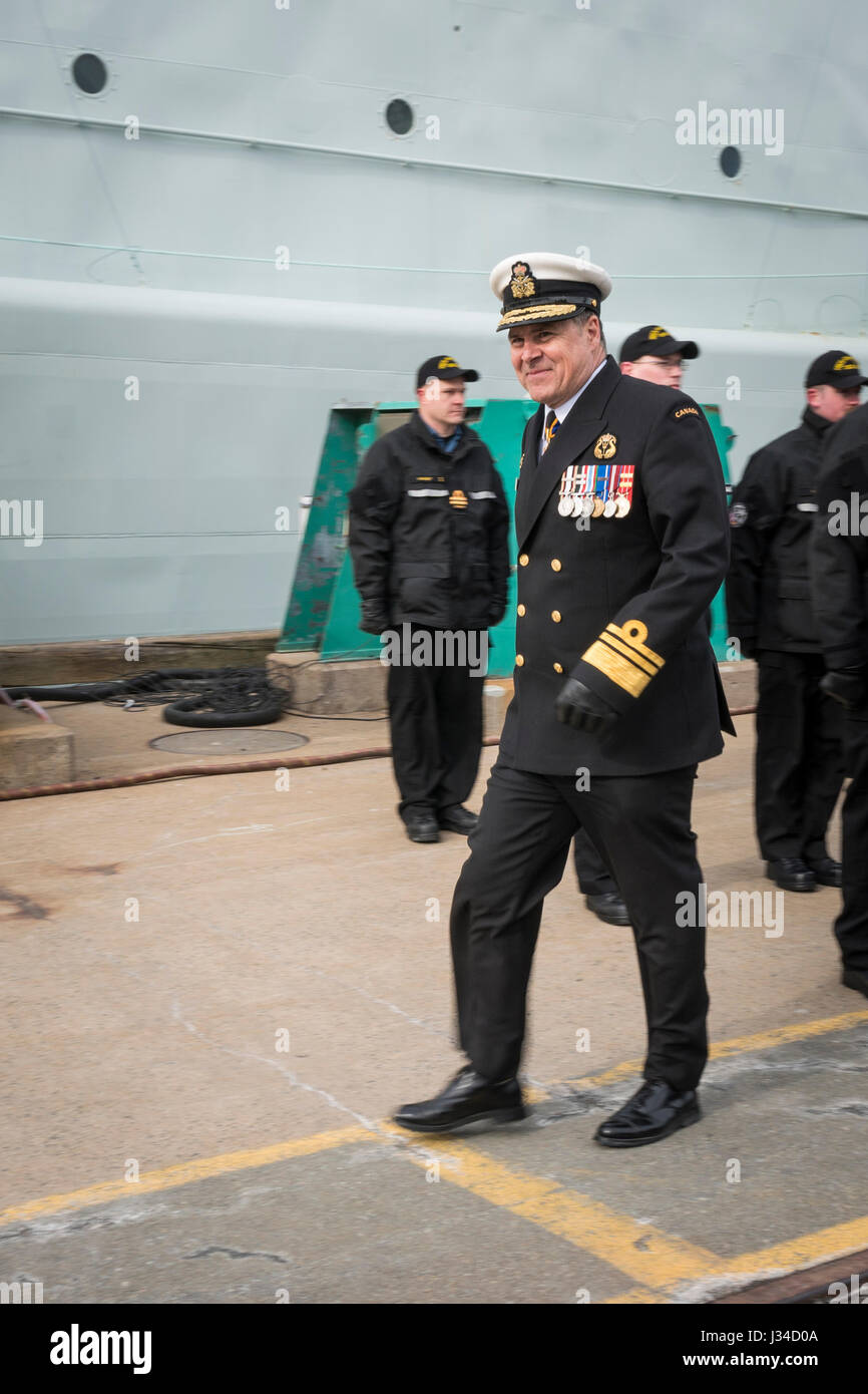 Le vice-amiral Ron Lloyd quitte la cérémonie de remise des frais pour le destroyer NCSM ATHABASKAN à Halifax, en Nouvelle-Écosse, au Canada. Banque D'Images