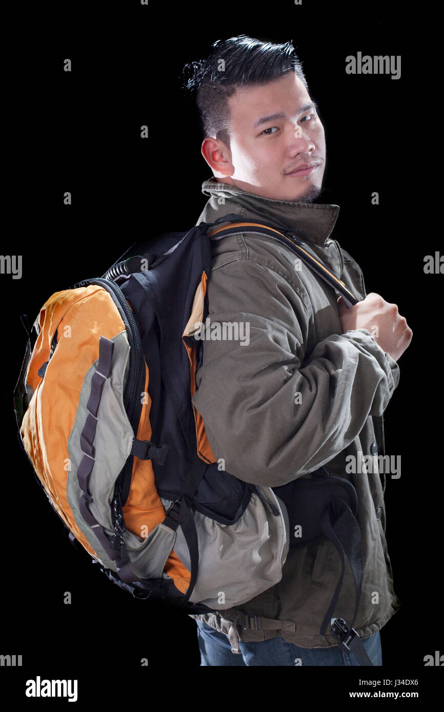 Jeune homme portant un sac à dos utiliser pour les gens qui voyagent et  locations de vacances Photo Stock - Alamy
