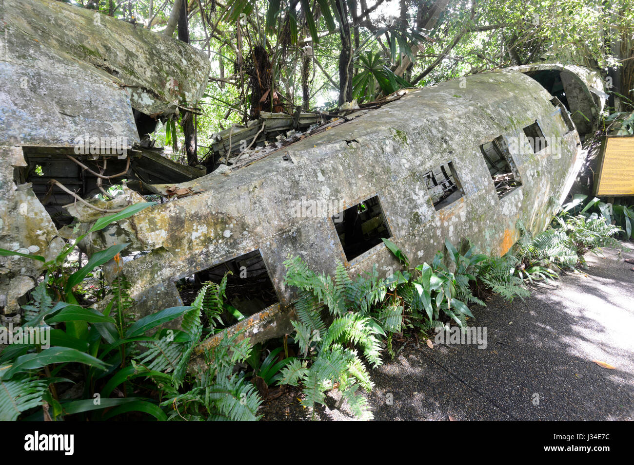 L'épave d'un C-47 DL, une version militaire d'un DC-3, vu au marché du patrimoine, Kuranda, Far North Queensland, Queensland, Australie, FNQ Banque D'Images