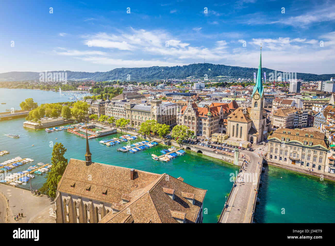 Vue aérienne du centre-ville de Zurich avec célèbre église Fraumunster et rivière Limmat au lac de Zurich à partir de l'Église Grossmunster, Zurich, Suisse Banque D'Images