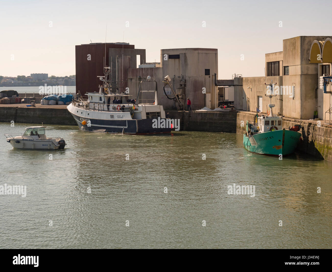 L'obtention d'un chalutier de pêche de glace dans le port de Royan. Banque D'Images