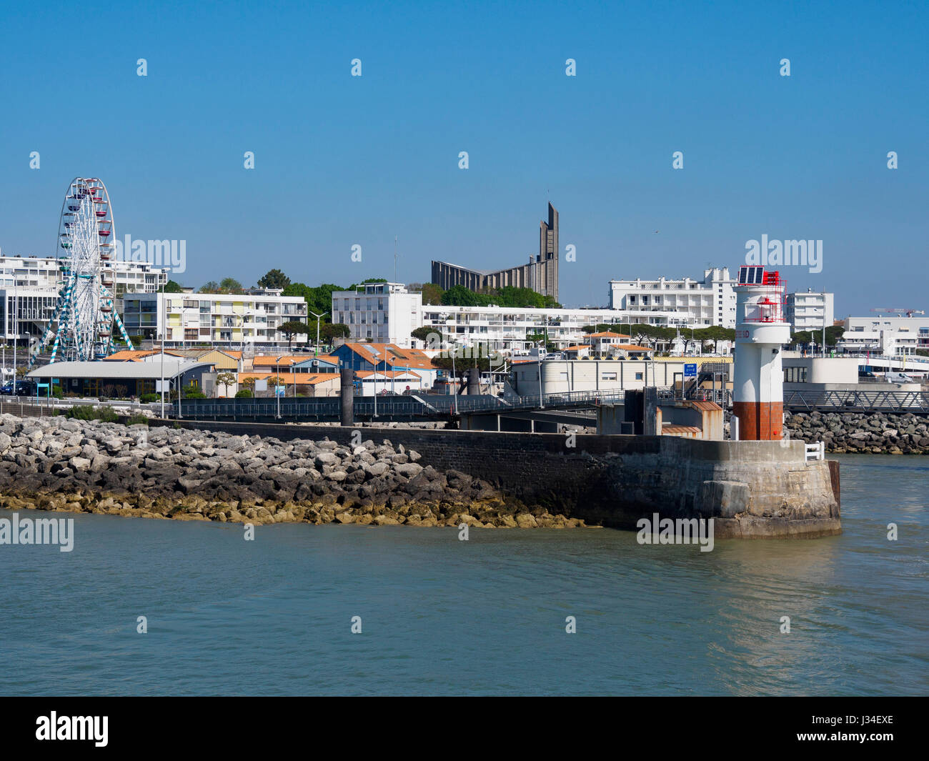 Vue de la ville de Royan et son église Notre Dame de Royan, l'estuaire de la Gironde. Banque D'Images