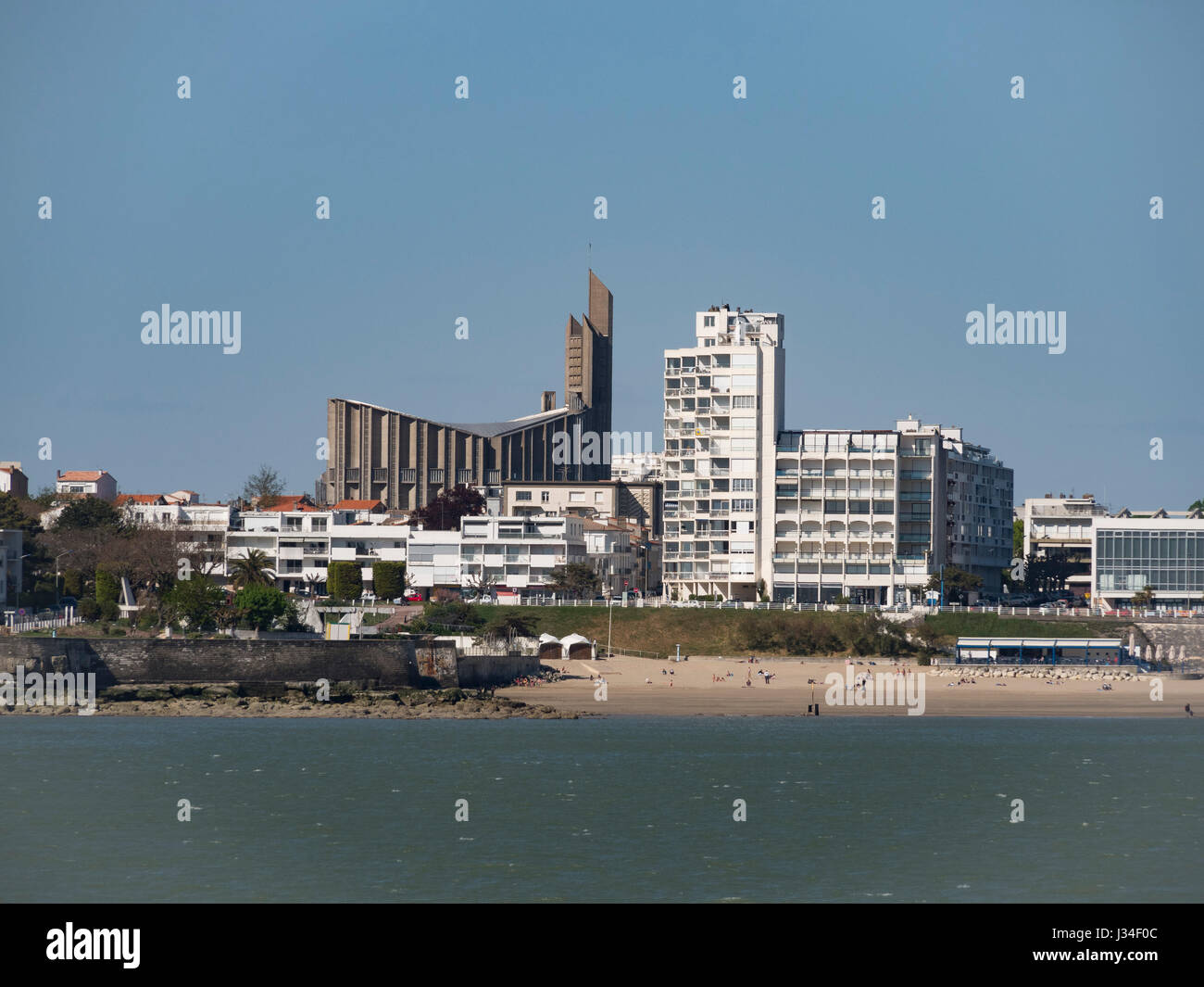 Vue de la ville de Royan et son église Notre Dame de Royan, l'estuaire de la Gironde. Banque D'Images
