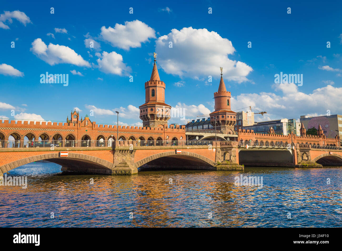 Belle vue sur célèbre Oberbaum Bridge traversant la rivière Spree sur une journée ensoleillée avec ciel bleu et nuages en été, Berlin, Allemagne Banque D'Images