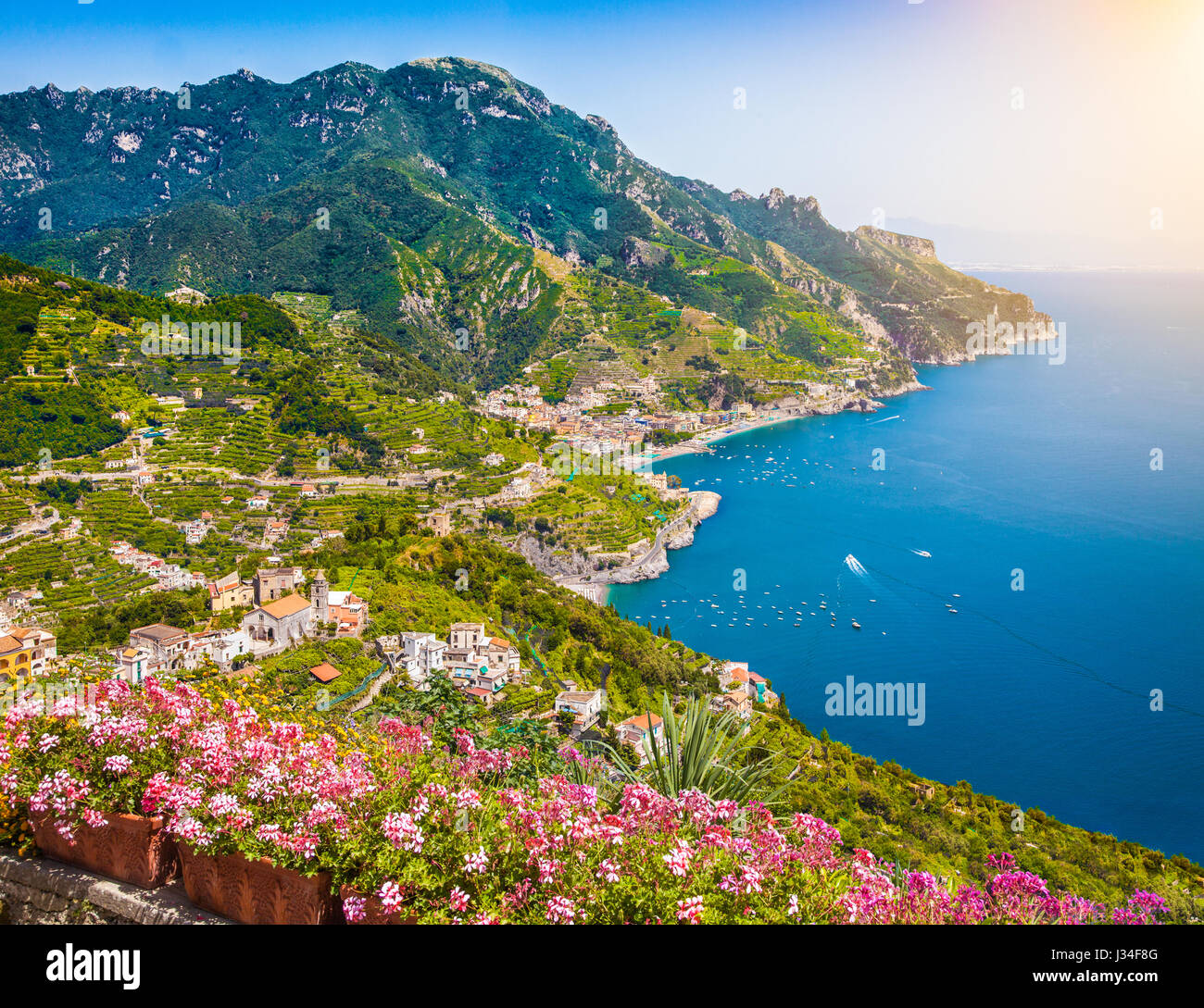 Photo-carte postale panoramique de la magnifique côte amalfitaine avec Golfe de Salerne, Campanie, Italie Banque D'Images