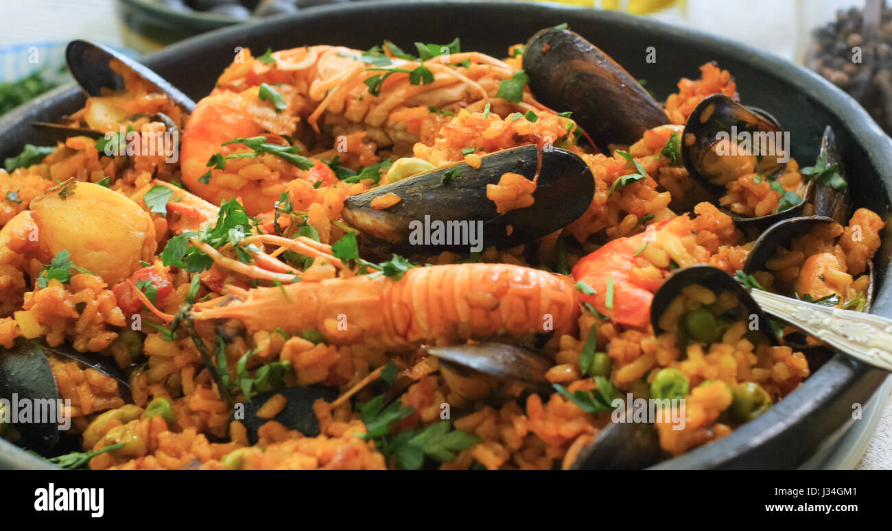 Vue rapprochée d'un espagnol paella aux fruits de mer : moules, langoustines, la langoustine, l'aiglefin Banque D'Images