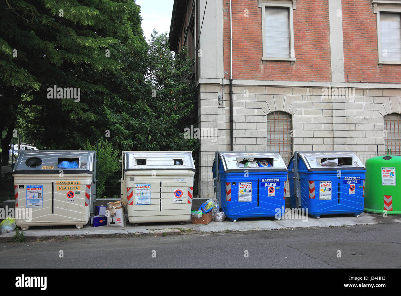 La séparation des déchets, conteneurs à déchets divers, Brescello, Emilia-Romagna, Italie Banque D'Images