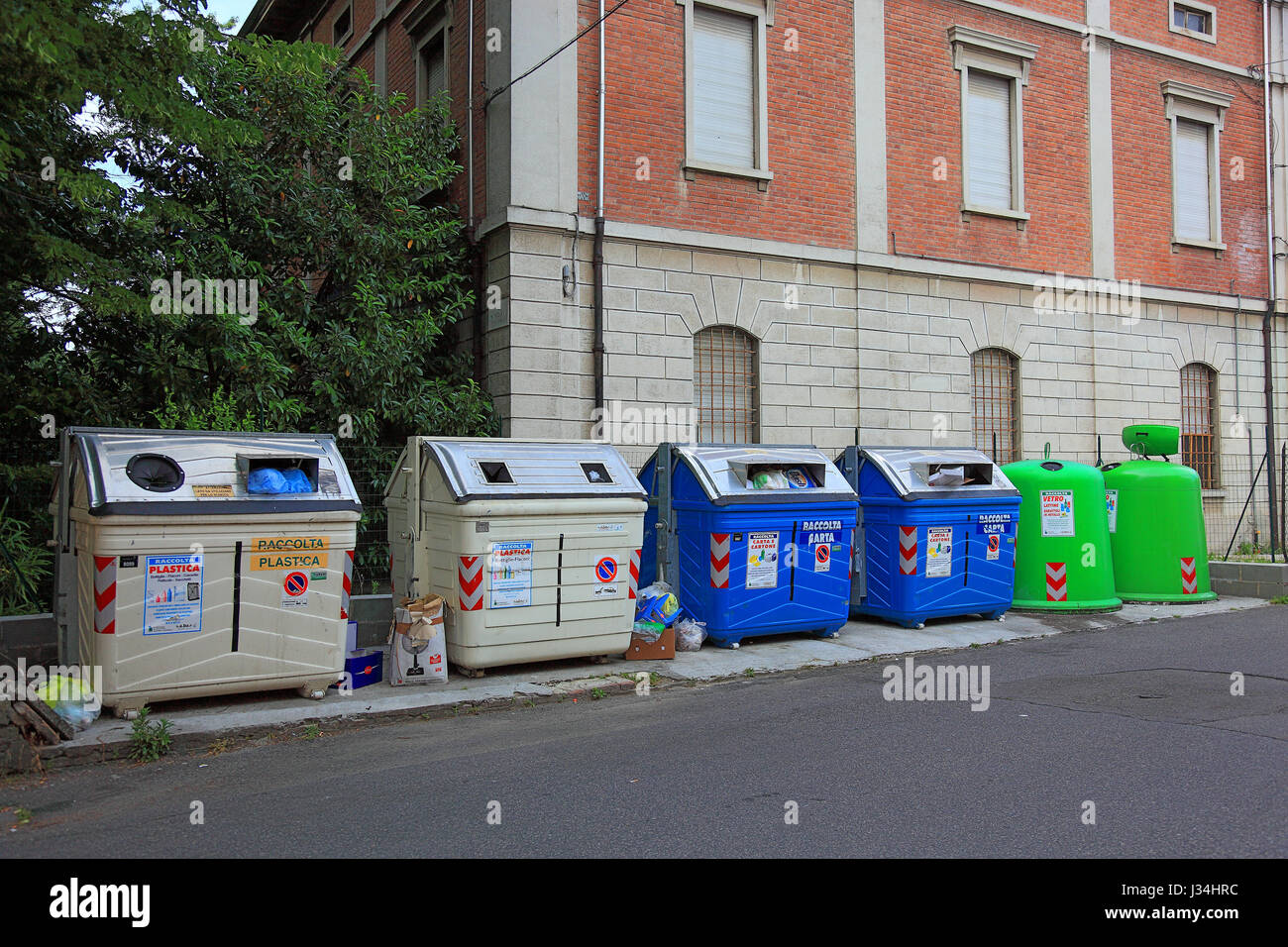 La séparation des déchets, conteneurs à déchets divers, Brescello, Emilia-Romagna, Italie Banque D'Images