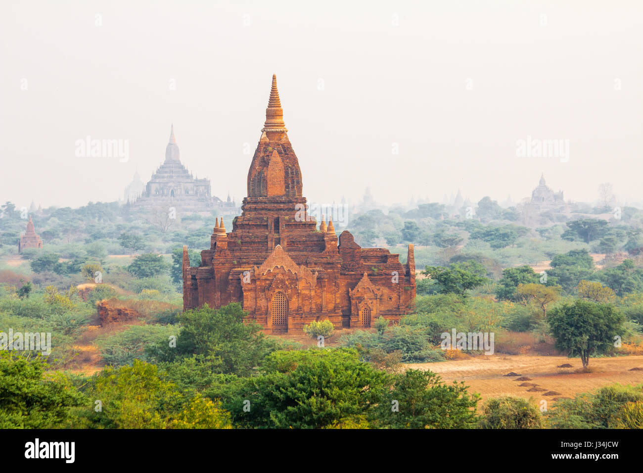 La plaine de Bagan (anciennement païenne) au Myanmar (Birmanie) abritent plus de 2000 temples et Stupas datant du 11e au 13e siècles Banque D'Images