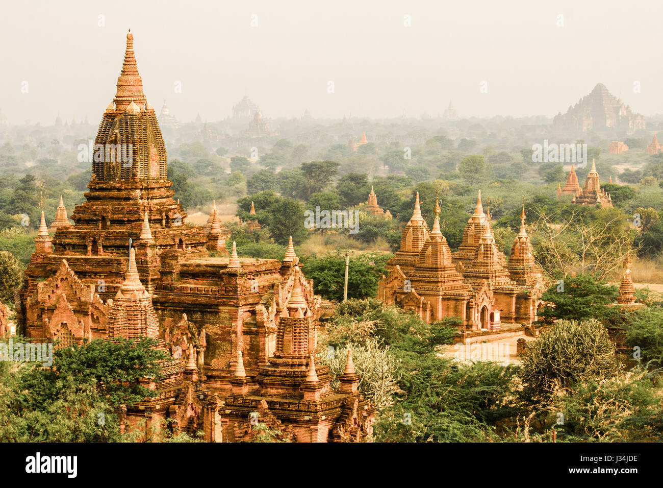 Brume sur la plaine de Bagan - accueil à plus de 2000 temples et Stupas datant du 11e au 13e siècles Banque D'Images