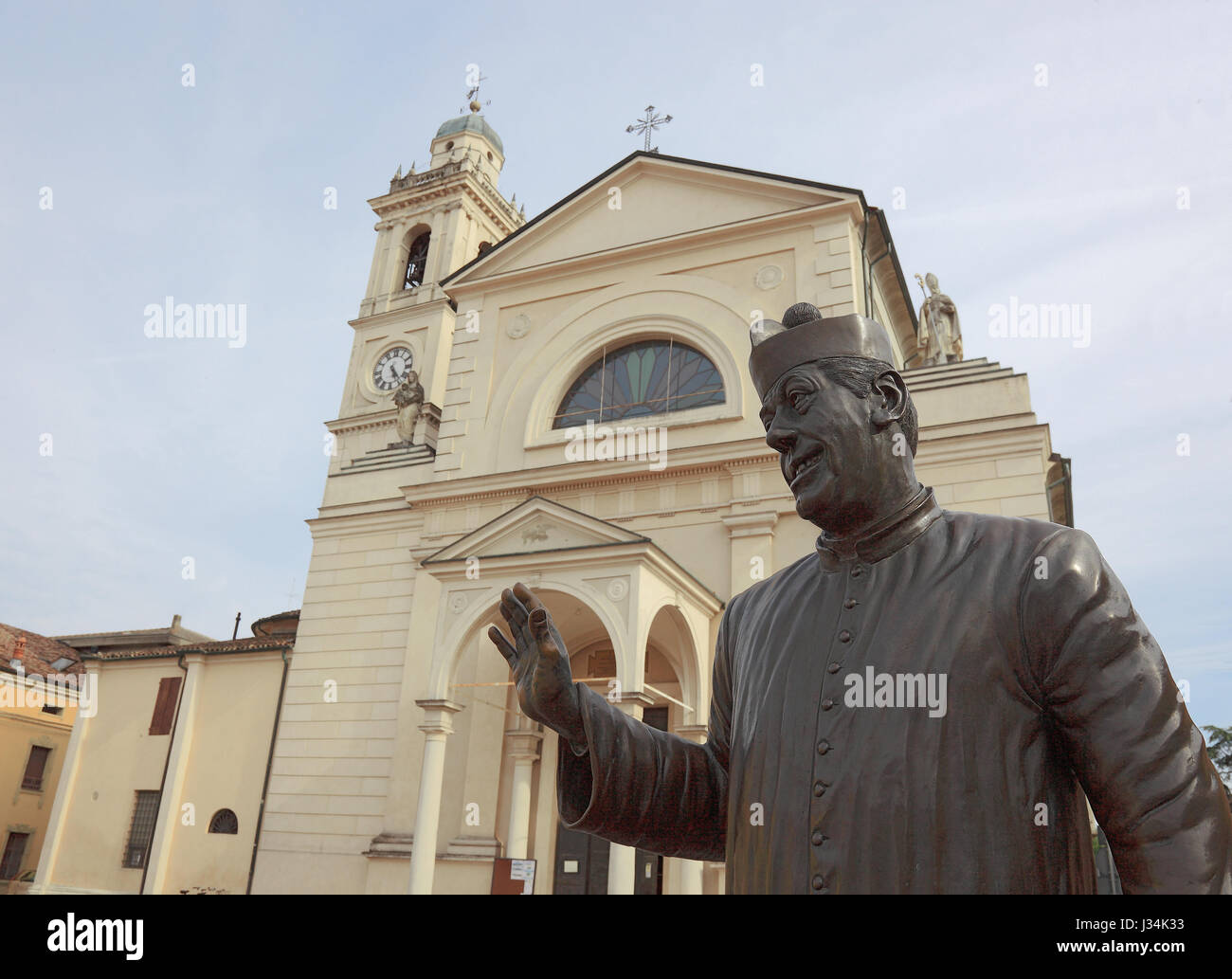 Statue de Don Camillo, effectuée par l'acteur Fernand Contandin, appelé Joseph Désir Fernandel, en face de l'église Santa Maria e San Genesio, Nacente Banque D'Images