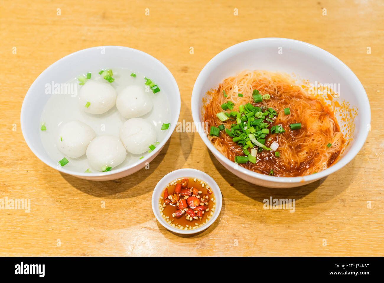 Repas copieux d'Teowchew Fishball pour nouilles nouilles lumière mangeur, Fishball fait exclusivement de la pâte de poisson et moulé en boules ou tranches fishcake Banque D'Images