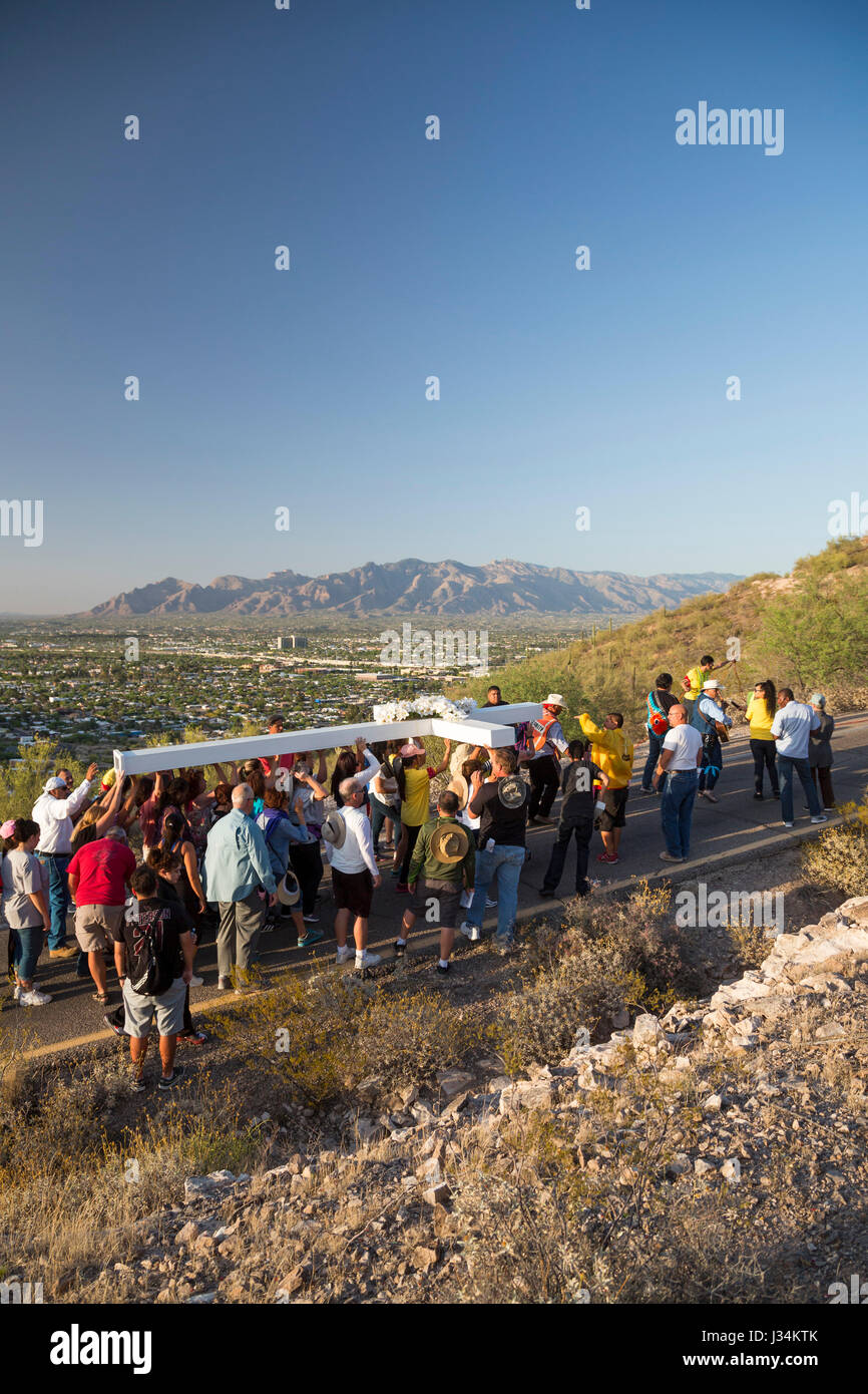 Tucson, Arizona - Les participants à une procession annuelle bon vendredi portent une grande croix de montagne sentinelle. La procession s'arrête pour les stations de la Banque D'Images