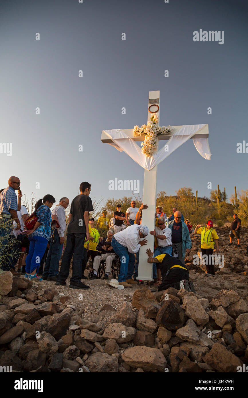Tucson, Arizona - Les participants à une procession annuelle bon vendredi portent une grande croix de montagne sentinelle. La procession s'arrête pour les stations de la Banque D'Images