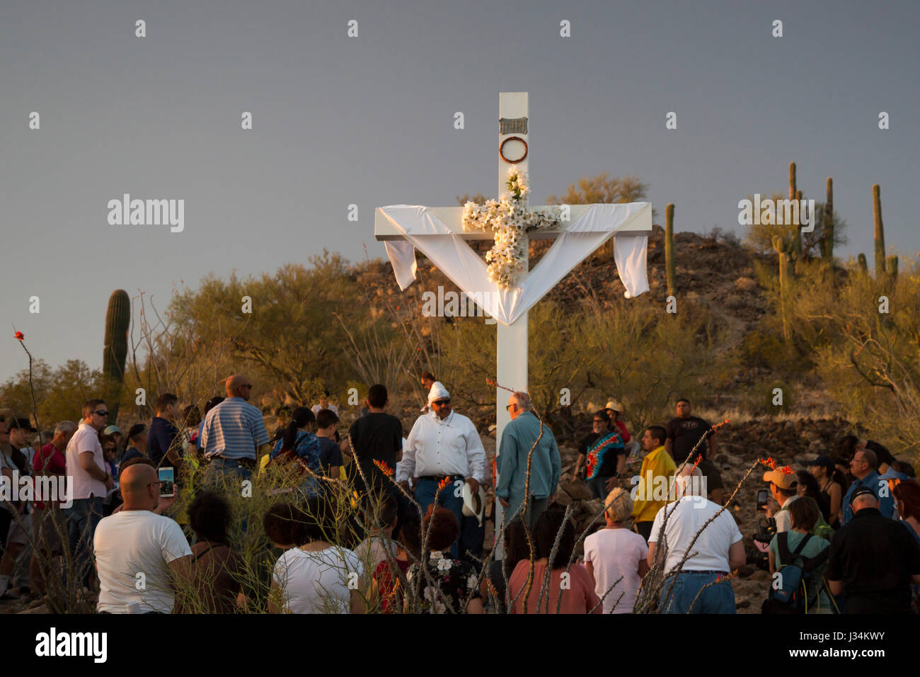 Tucson, Arizona - Les participants à une procession annuelle bon vendredi portent une grande croix de montagne sentinelle. La procession s'arrête pour les stations de la Banque D'Images