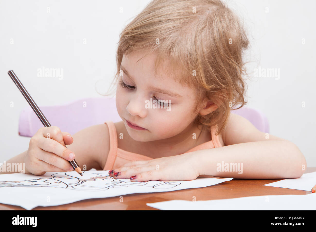 Petite fille dessin avec des crayons de couleur sur papier Banque D'Images