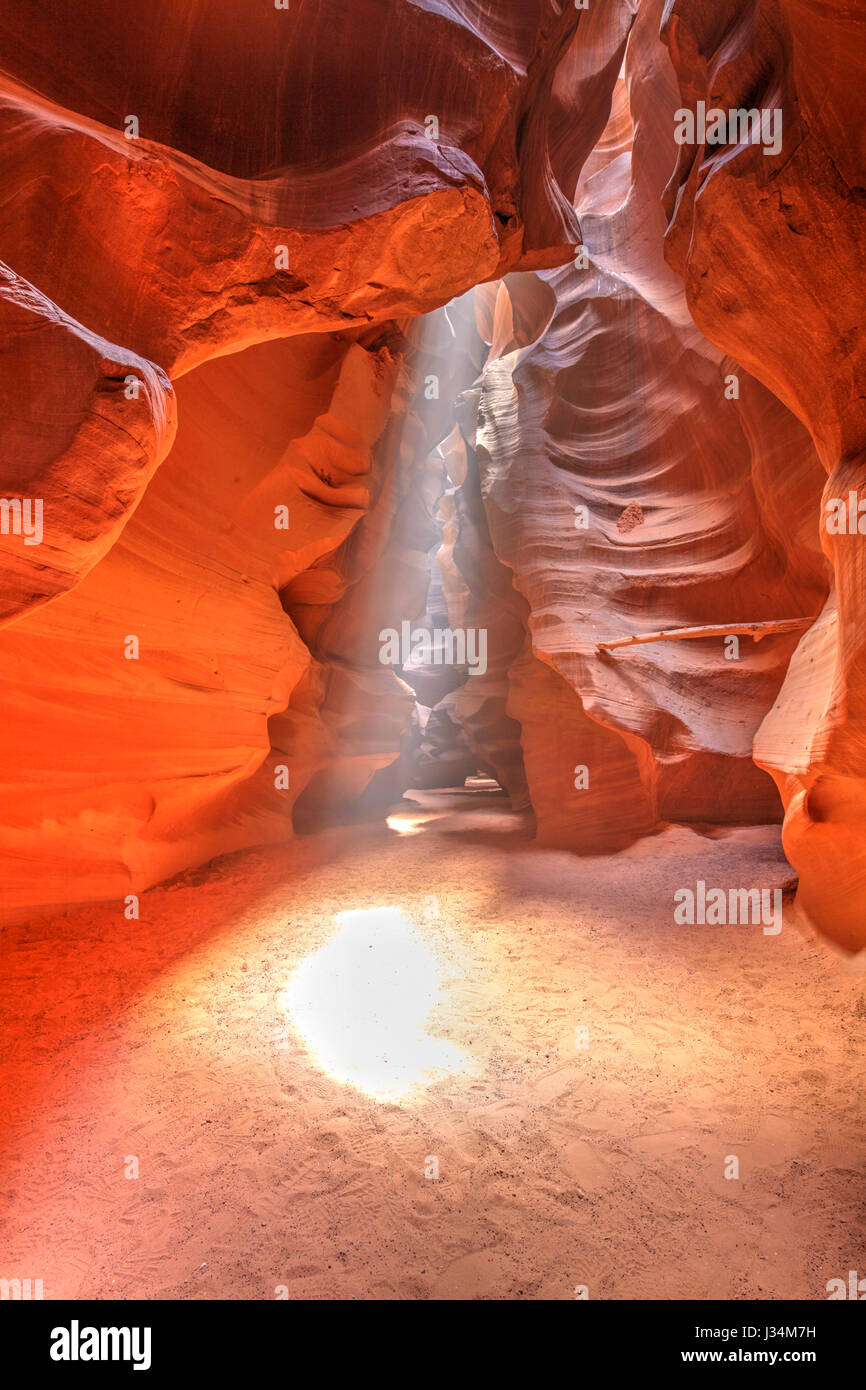 Un faisceau de lumière dans la région de Antelope Canyon, Arizona, United States Banque D'Images