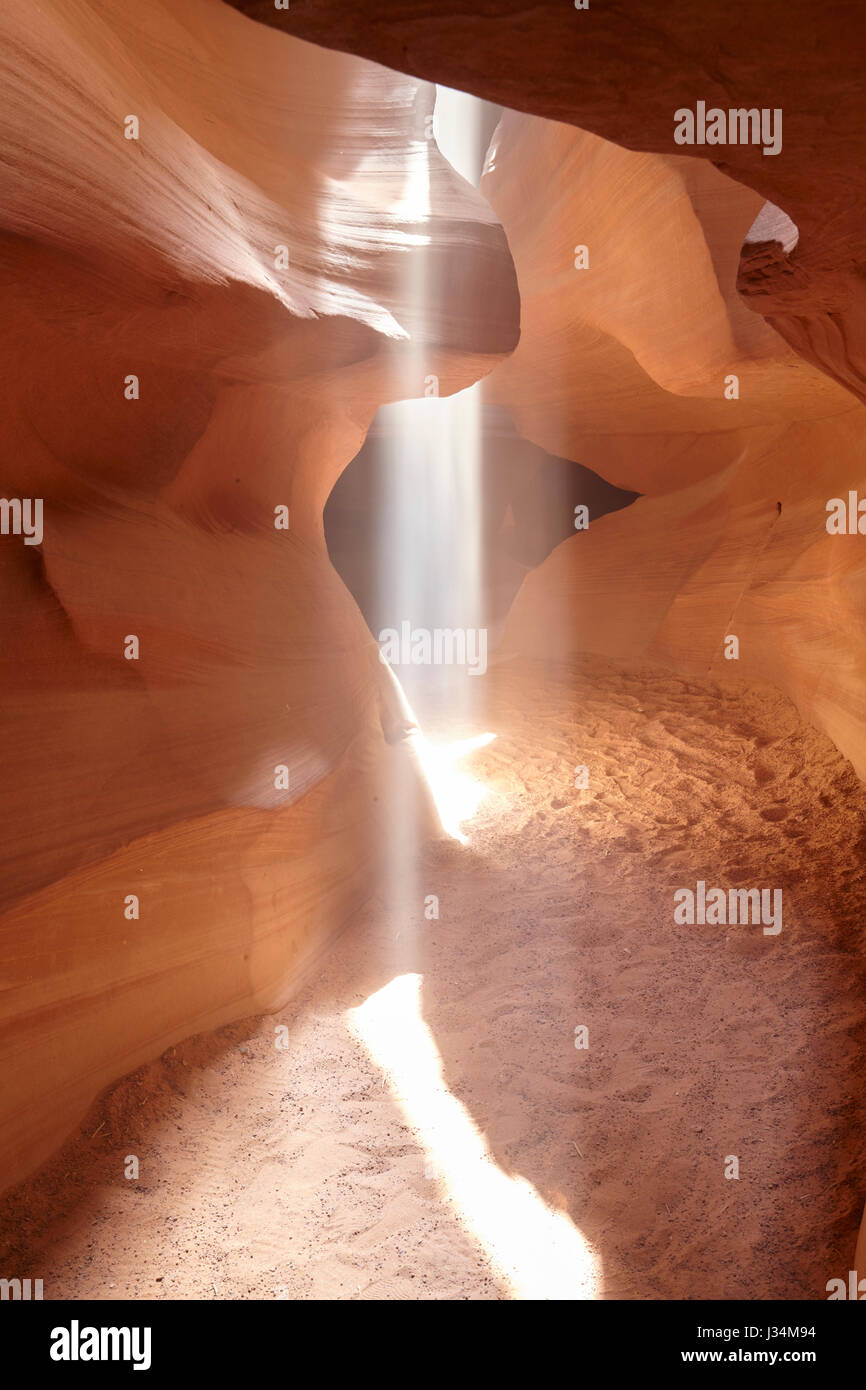 Un faisceau de lumière dans la région de Antelope Canyon, Arizona, United States Banque D'Images