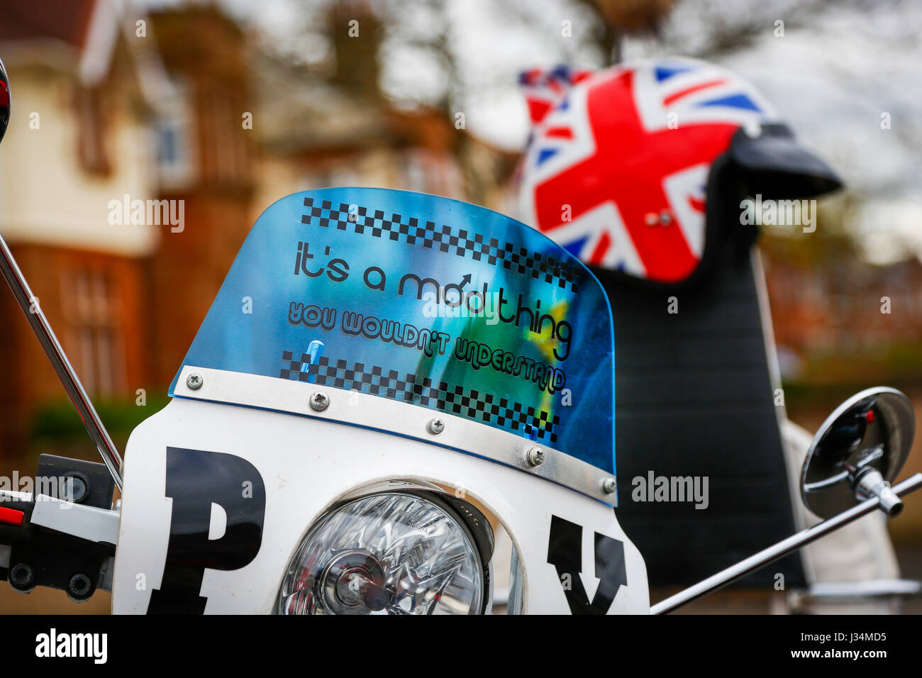 Détail d'un MOD avec un scooter, décorées de devise pour un style de vie, et un casque avec un Union Jack motif autocollant, Ecosse, Royaume-Uni Banque D'Images