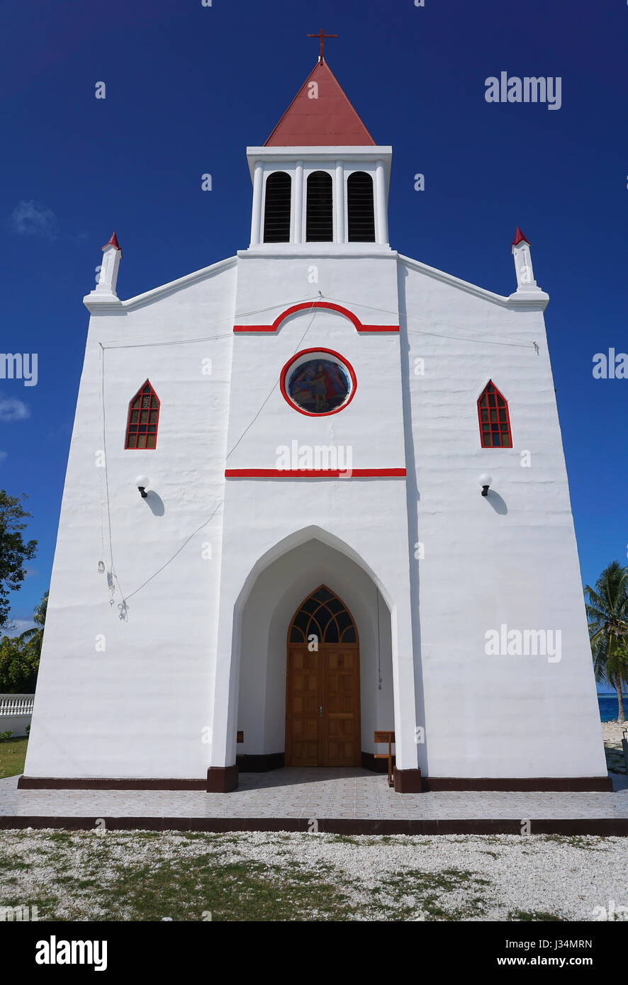 Église dans le village d'Avatoru, atoll de Rangiroa, Tuamotu, Polynésie Française, Pacifique sud Banque D'Images