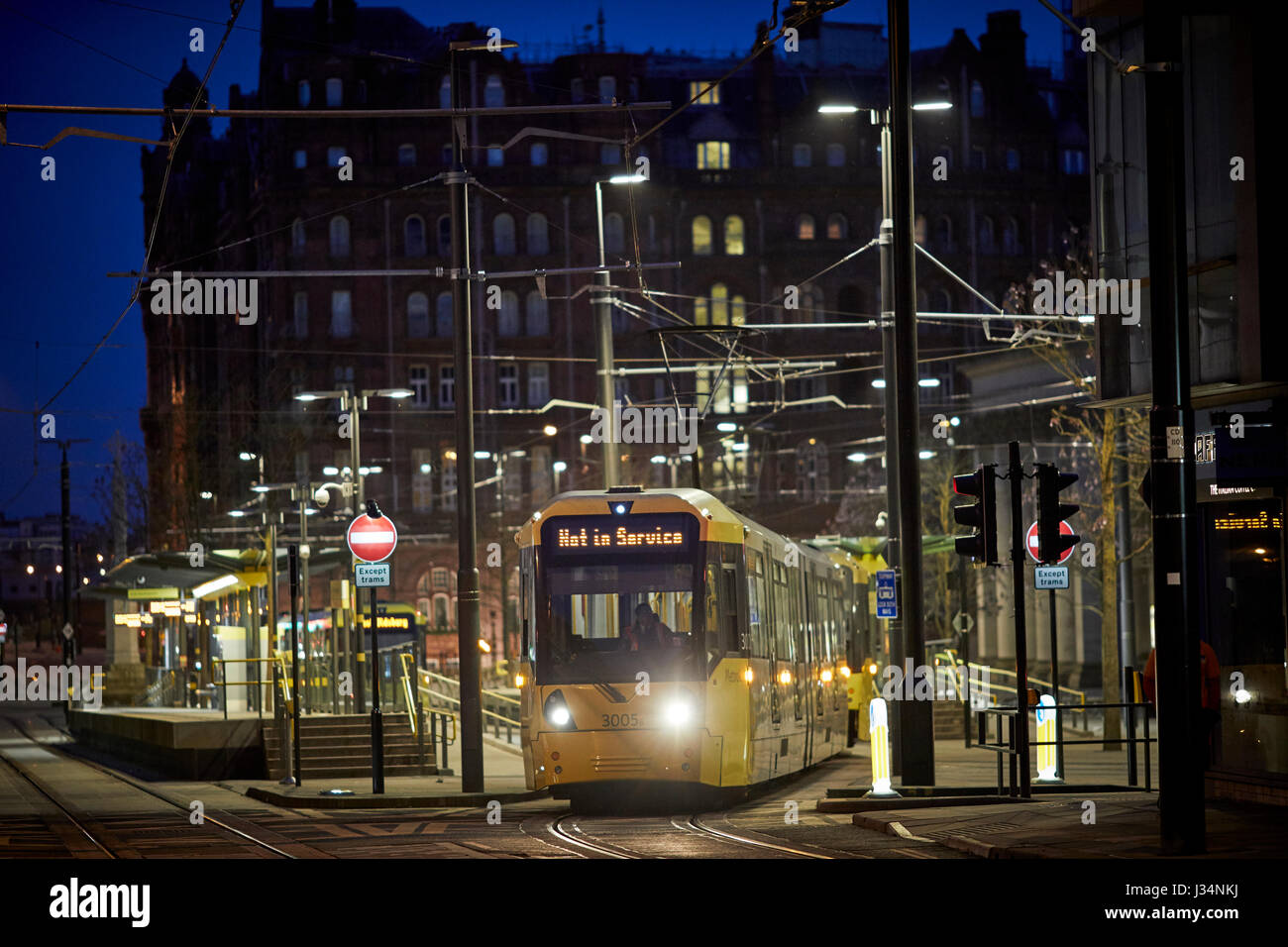 Le centre-ville de Manchester Metrolink tram tôt le matin à St Peters Square. Banque D'Images