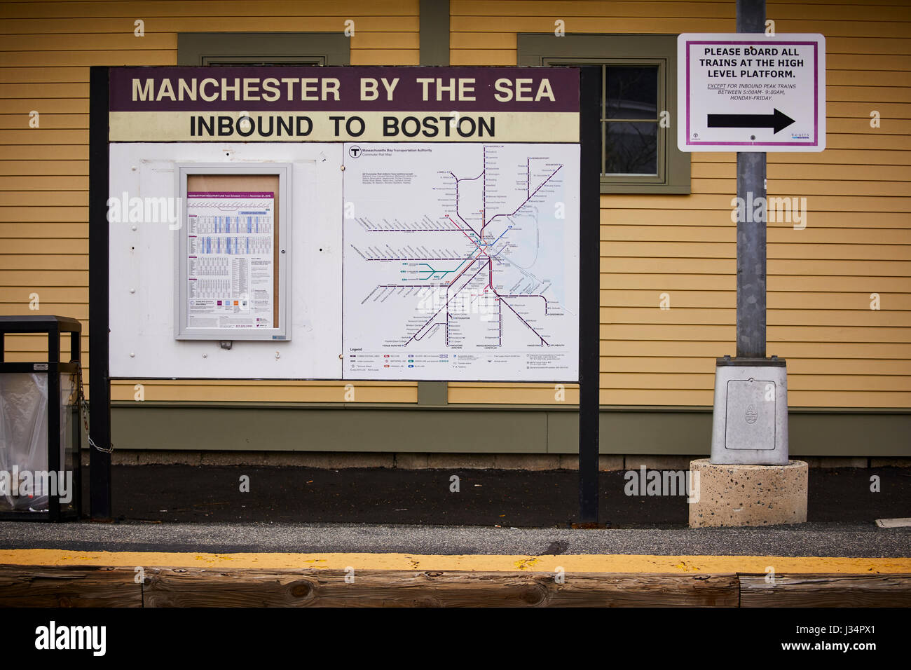 Signer la carte et l'horaire sur la gare Manchester par la mer, Boston, Massachusetts, United States, USA, Banque D'Images