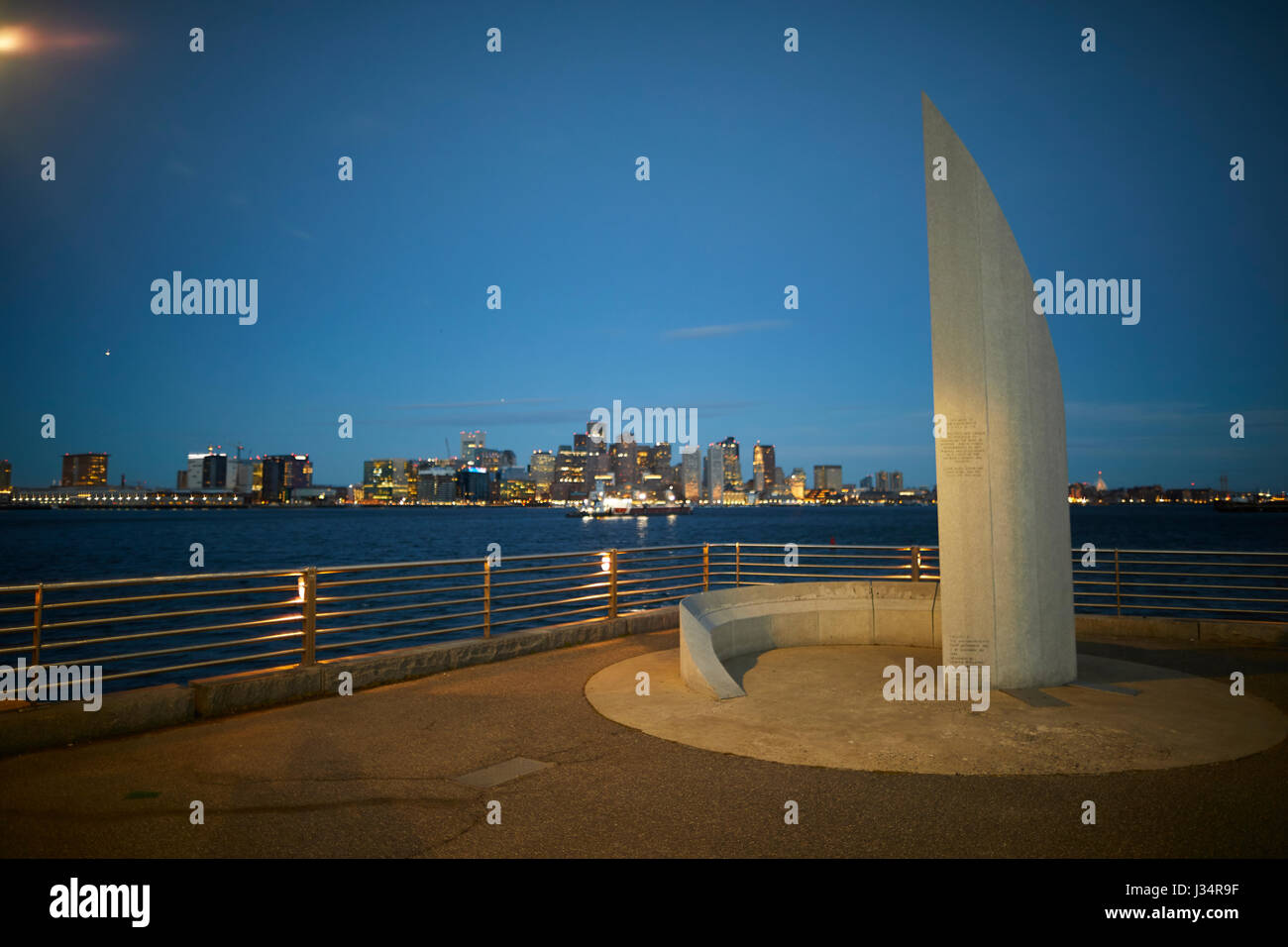Kim Zullo Meyer Monument à East Boston Logan Airport donnant sur le centre-ville de Boston, Massachusetts Skyline United States, USA, Banque D'Images