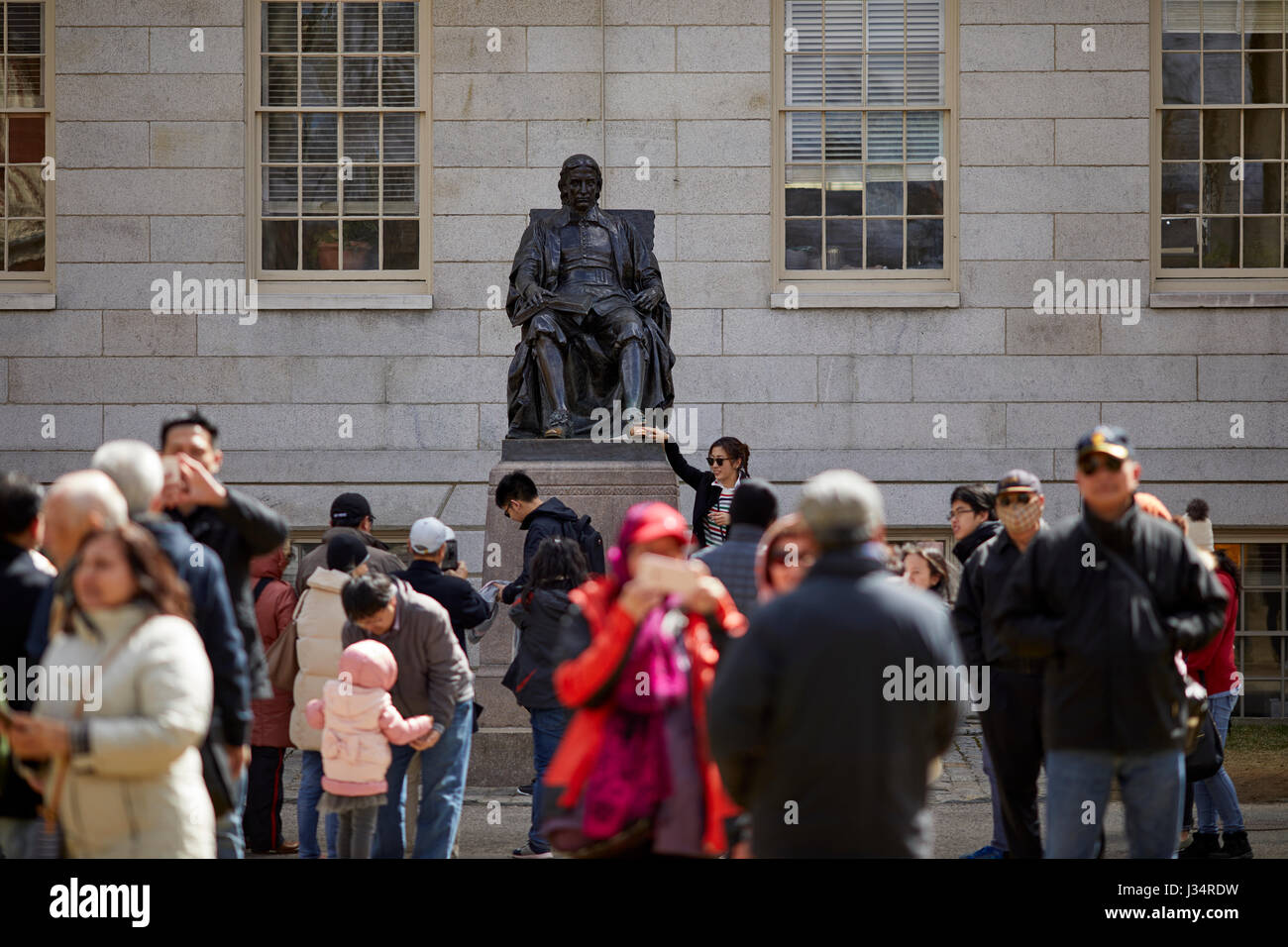 John Harvard sculpture par Daniel Chester French Harvard Yard , bâtiment , l'Université Harvard, Camebridge, Boston, Massachusetts, United States, USA, Banque D'Images