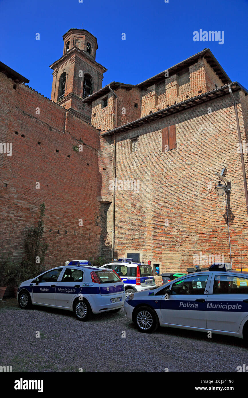 Des voitures de police, dans le château de La Rocca de Novellara, Novellara, Province de Reggio Emilia, Emilia-Romagna, Italie Banque D'Images