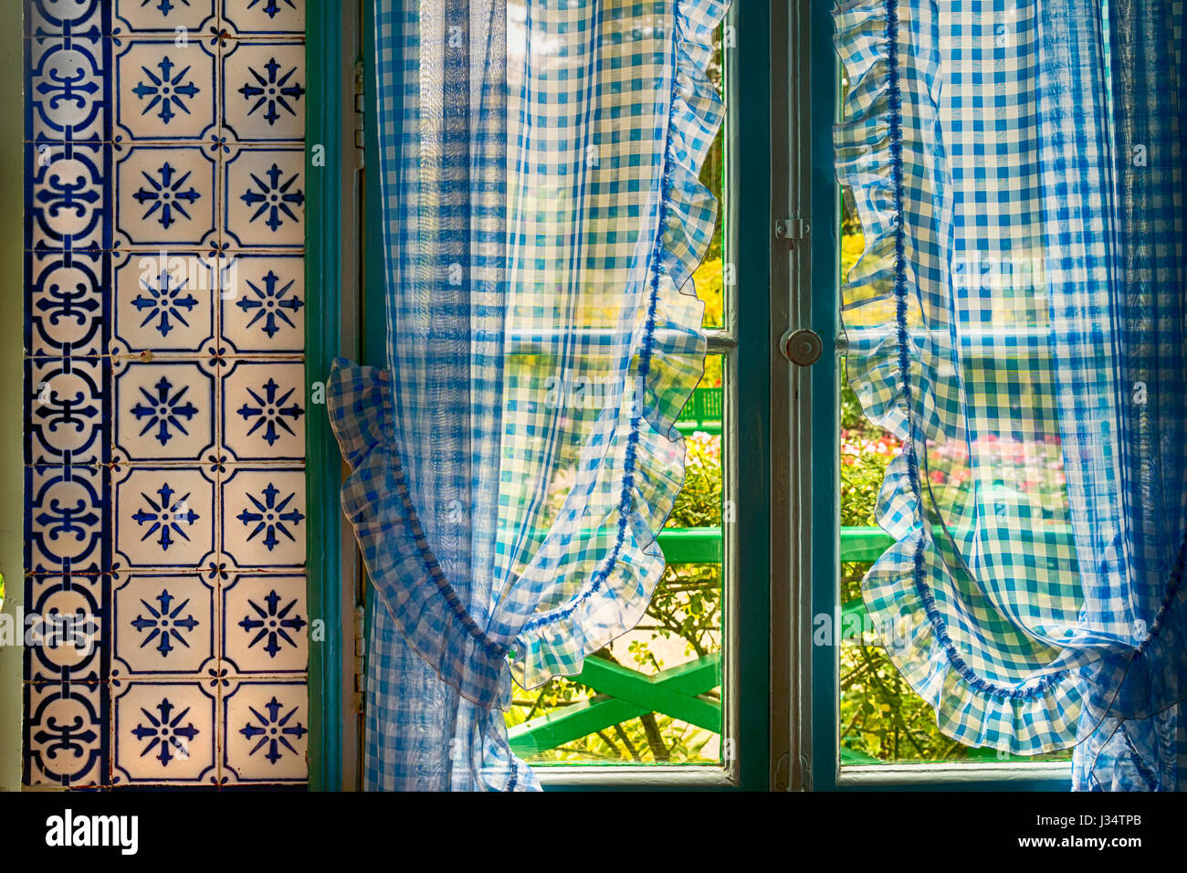 Rideaux à carreaux bleu et bleu tuile dans la cuisine de Monet à Giverny,  France Photo Stock - Alamy