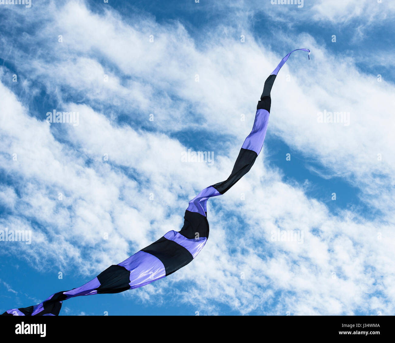 Cerfs-volants sur une journée ensoleillée avec des nuages Banque D'Images