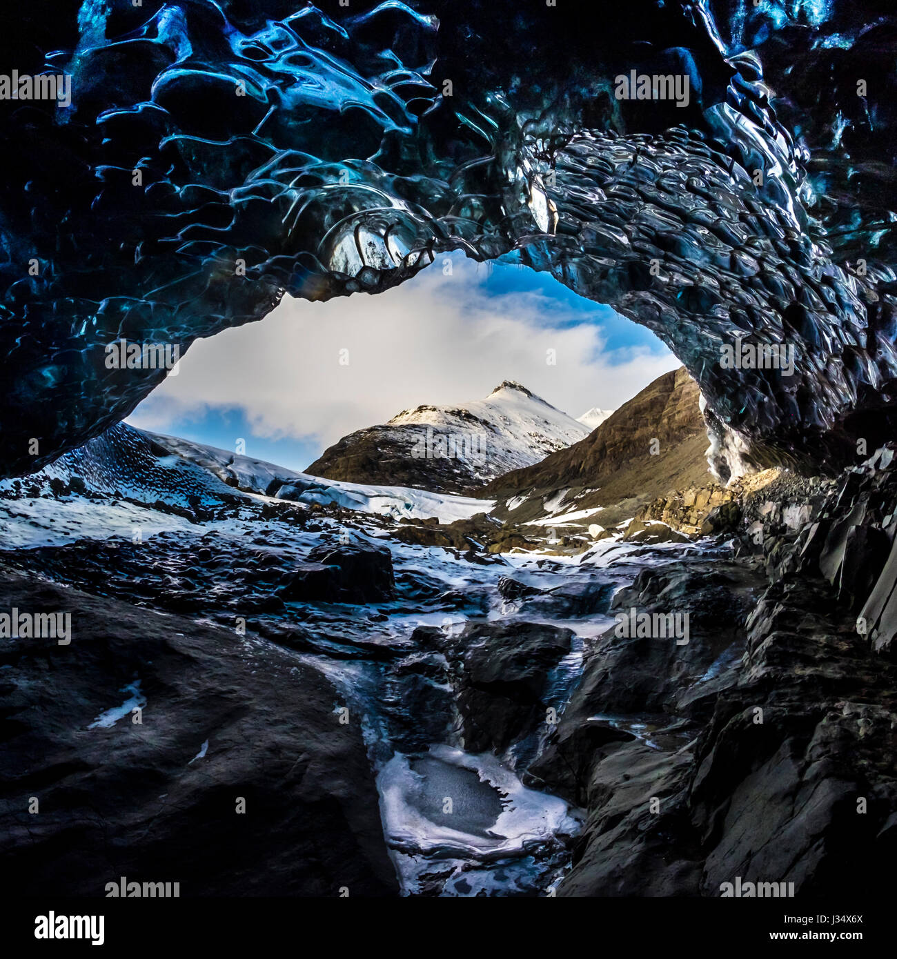 - L'ISLANDE JOKULSARLON, vers mars 2015 : caverne de glace près de la Lagune glaciaire dans le parc national du Vatnajökull Banque D'Images