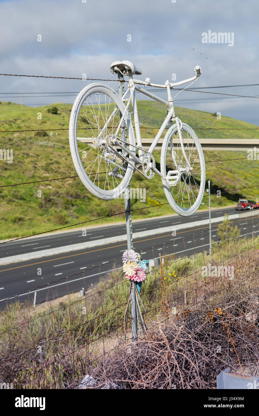 Blanc Ghost Bike en bord de route mémorial pour le cycliste tué sur  Santiago Canyon Road dans le comté d'Orange, Californie Photo Stock - Alamy