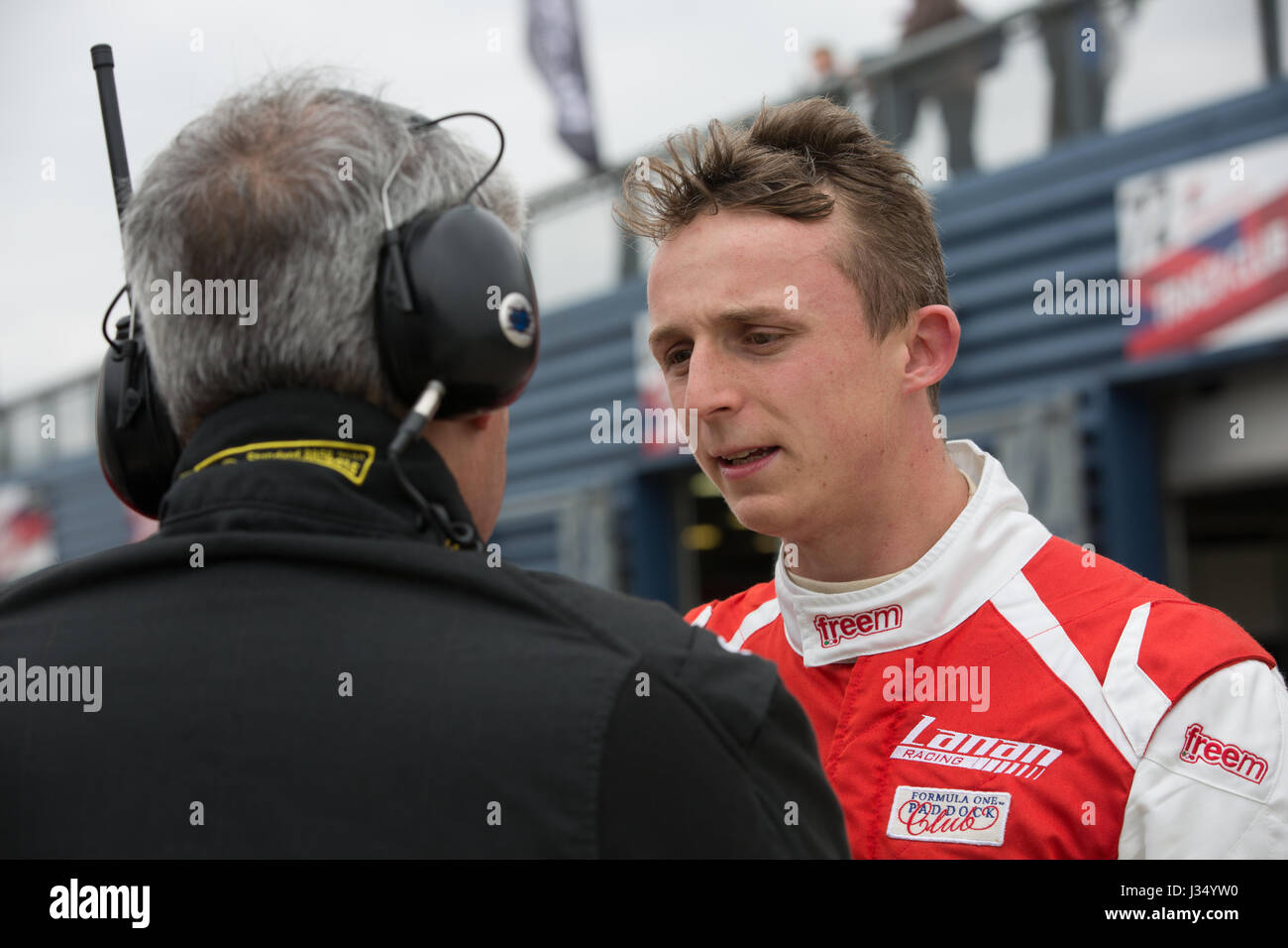 David dans le pit lane Pittard parle à son chef d'équipe à Rockingham Speedway durant British GT Banque D'Images
