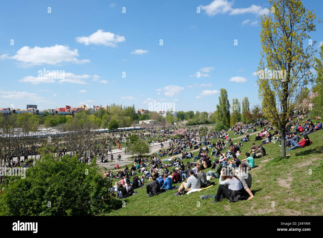 Berlin, Allemagne - 30 avril 2017 Nos gens au parc (Mauerpark) lors d'une journée ensoleillée à Berlin, Allemagne. Banque D'Images