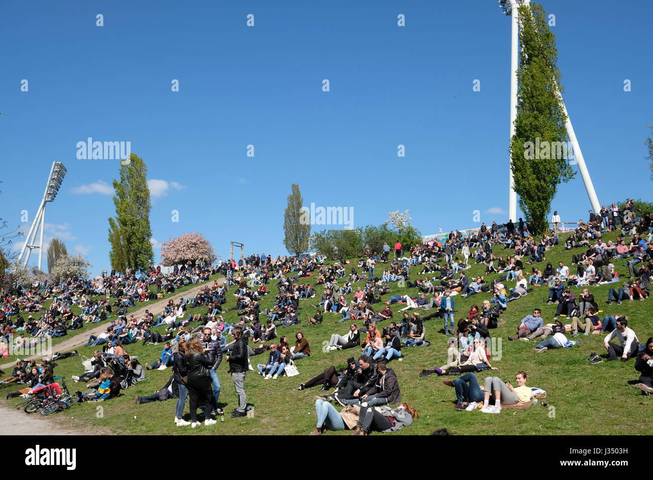 Berlin, Allemagne - 30 avril 2017 Nos gens au parc (Mauerpark) lors d'une journée ensoleillée à Berlin, Allemagne. Banque D'Images