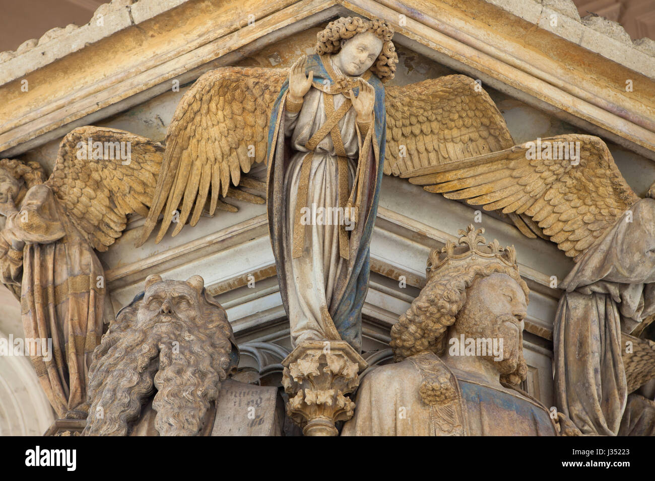 Matin angel, Moïse et le roi David représenté sur le puits de Moïse de Claus Sluter, sculpteur de la Renaissance néerlandaise dans la Chartreuse de Champmol à Dijon, Bourgogne, France. Banque D'Images