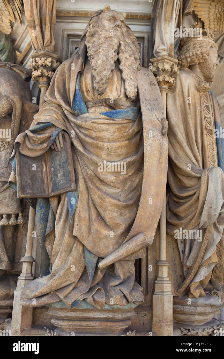 Moïse représenté sur le puits de Moïse de Claus Sluter, sculpteur de la Renaissance néerlandaise dans la Chartreuse de Champmol à Dijon, Bourgogne, France. Banque D'Images