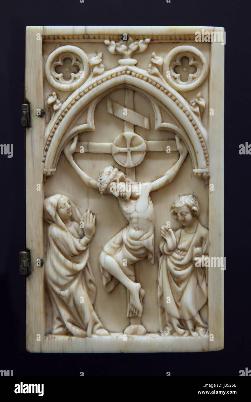 Crucifixion. Détail de l'ivoire du diptyque de ca. 1330 sur l'affichage dans le Musée des Beaux-Arts de Dijon (Musée des beaux-arts) à Dijon, Bourgogne, France. Banque D'Images