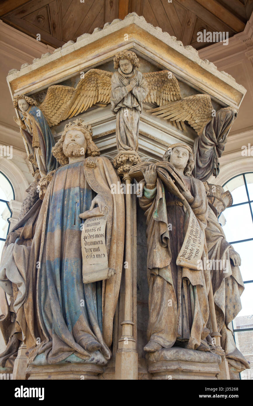 Le roi David et Jérémie le prophète représenté sur le puits de Moïse de Claus Sluter, sculpteur de la Renaissance néerlandaise dans la Chartreuse de Champmol à Dijon, Bourgogne, France. Banque D'Images
