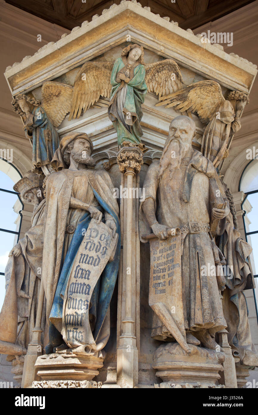 Le prophète Daniel (L) et Ésaïe le prophète (R) représenté sur le puits de Moïse de Claus Sluter, sculpteur de la Renaissance néerlandaise dans la Chartreuse de Champmol à Dijon, Bourgogne, France. Banque D'Images