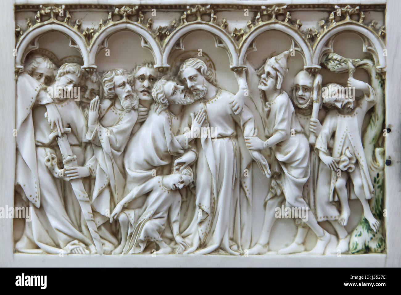 Baiser de Judas Iscariot. Détail de l'ivoire retable des scènes de la Passion du Christ daté de ca. 1375-1400 sur l'affichage dans le Musée des Beaux-Arts de Dijon (Musée des beaux-arts) à Dijon, Bourgogne, France. L'oreille de Malchus (L) et le suicide de Judas Iscariote (R) sont également représentés dans le groupe. Banque D'Images