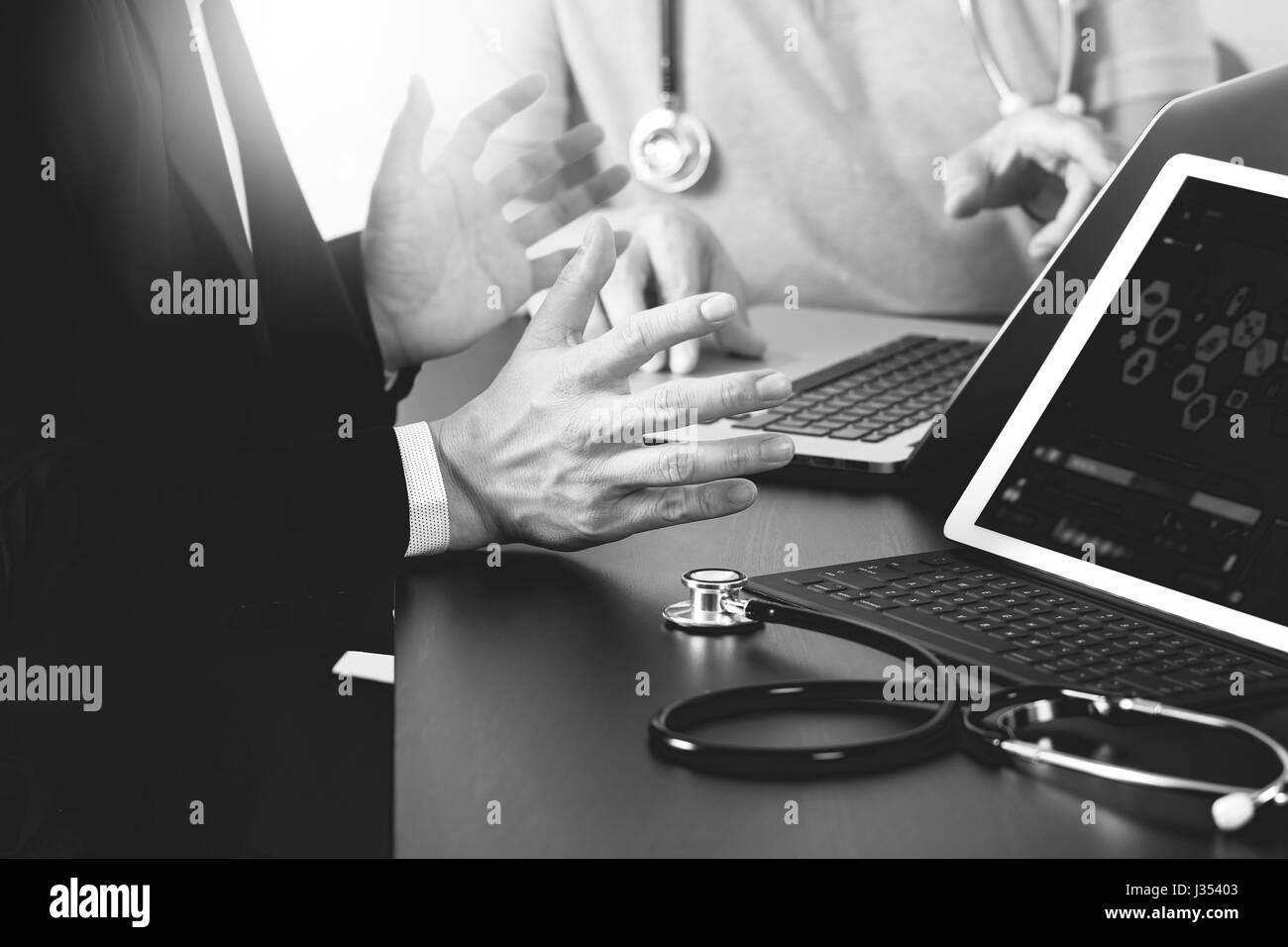 Concept de travail médical,médecin travaillant pour téléphone intelligent et tablette numérique et ordinateur portable à son équipe, en réunion de bureau moderne à l'hôpital,bla Banque D'Images