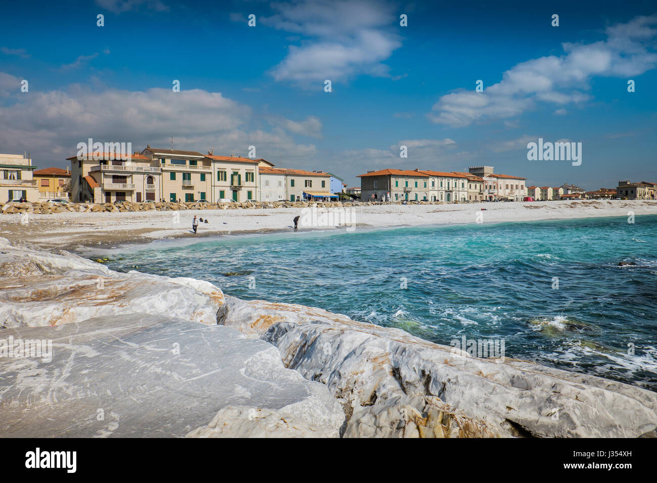 Marina Di Pisa Italie Avril 24 17 Vue Sur La Mer Et La Plage De Galets Blancs De Marina Di Pisa Toscane Photo Stock Alamy