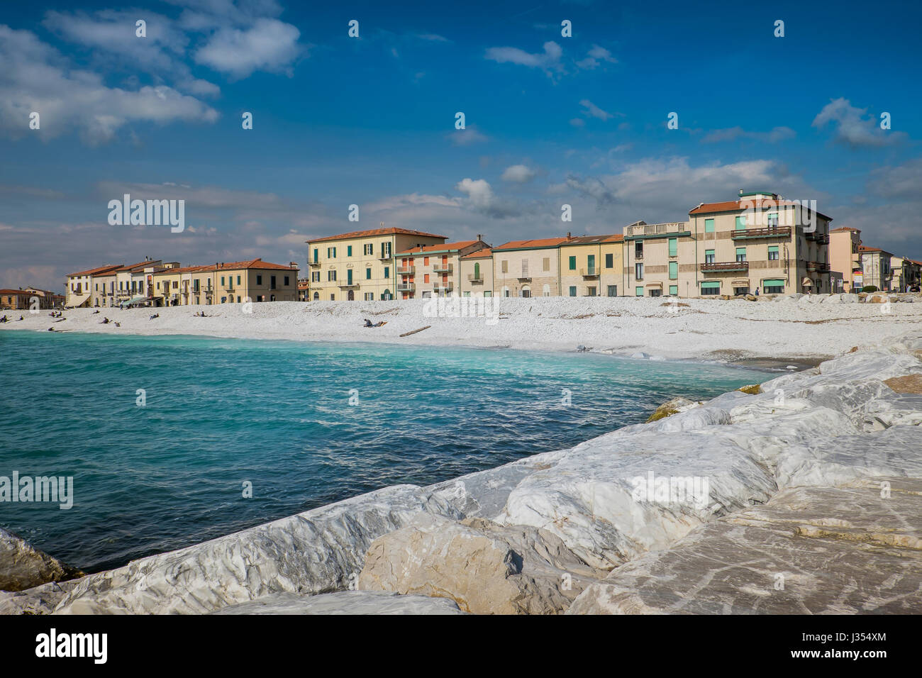 MARINA DI PISA, ITALIE - Avril 24, 2017 : vue sur la mer et la plage de galets blancs de Marina di Pisa Toscane Banque D'Images