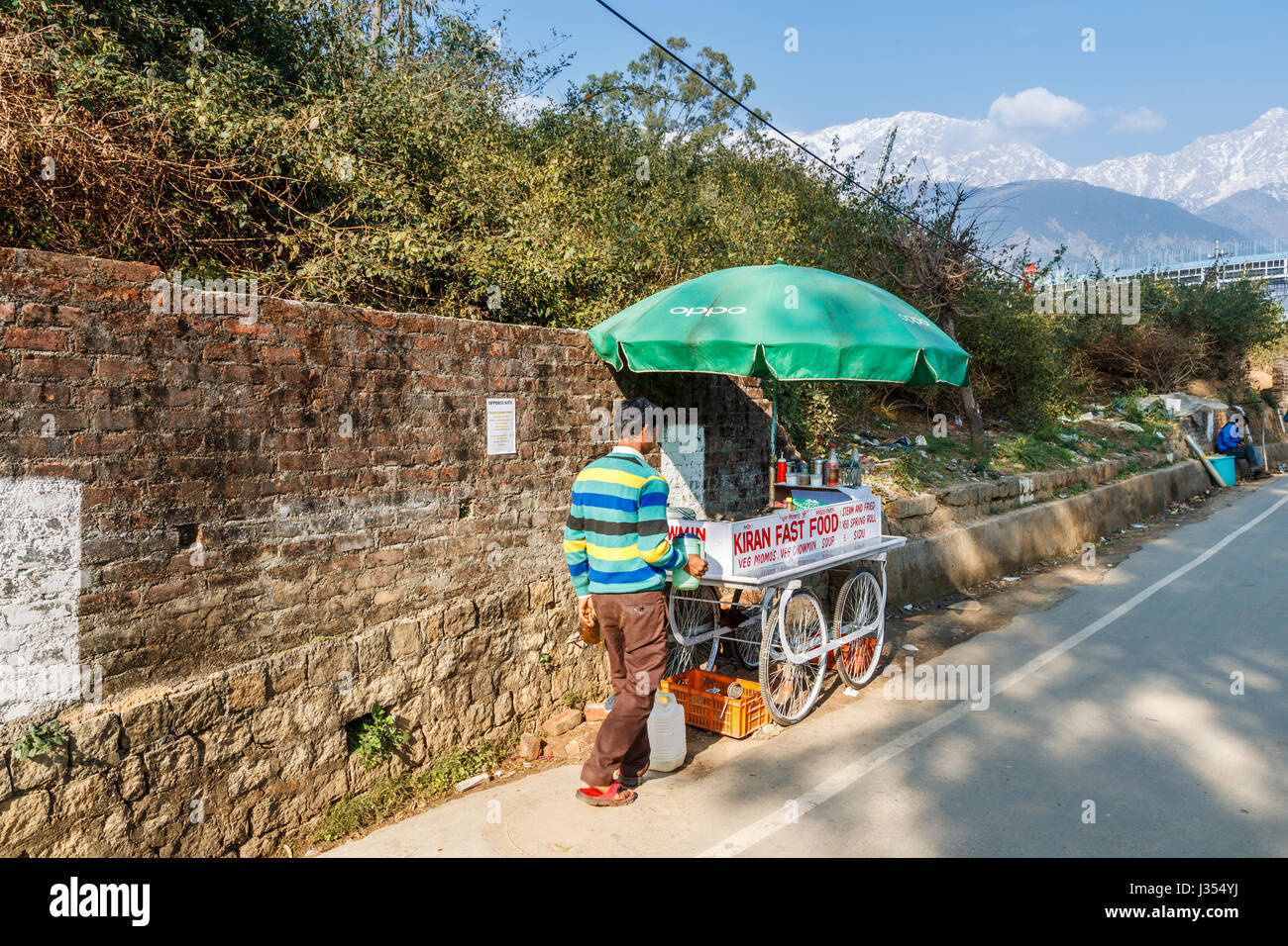 Vie locale : typique de la rue en bordure de Barrow étal extérieur de l'Himachal Pradesh Cricket Association Stadium, Dharamshala, Himachal Pradesh, Inde du nord Banque D'Images